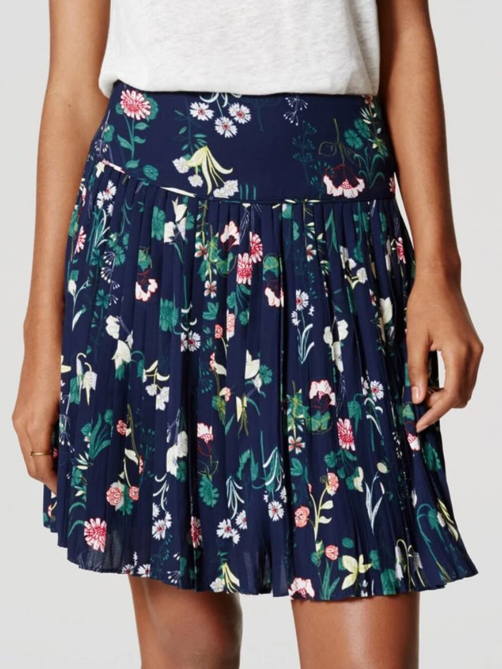 LOFT Women’s Sz 10 Navy Floral Pleated Mini Skirt - Picture 2 of 10